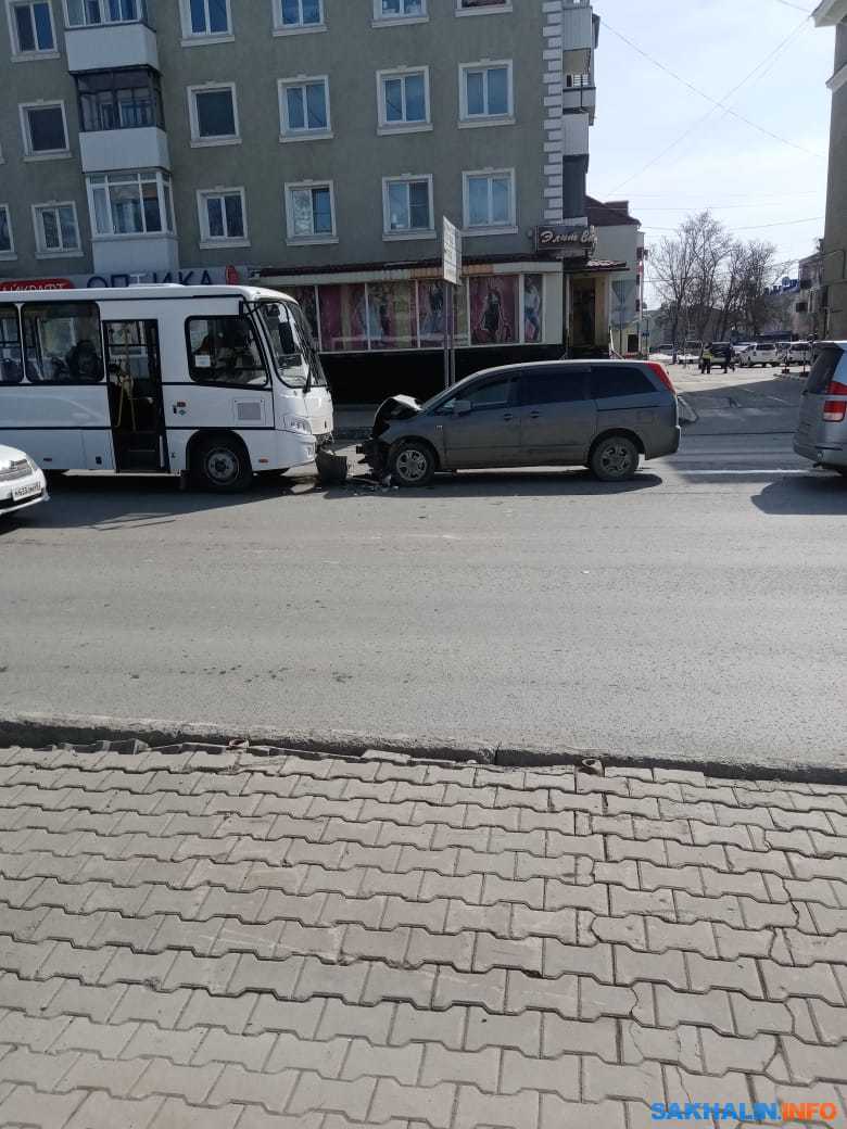 Пассажирский автобус и легковушка столкнулись лоб в лоб на Сахалинской в  областном центре. Сахалин.Инфо