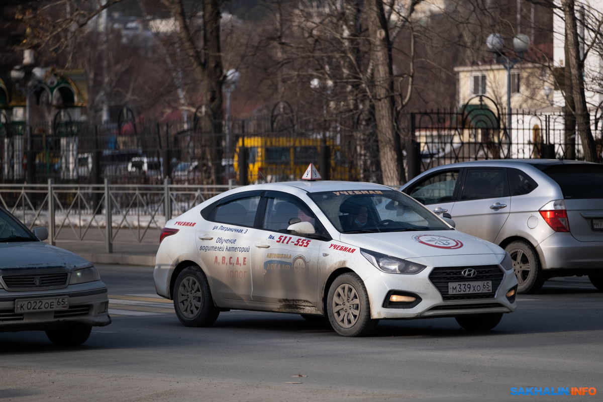 Автошколы просят водителей не относиться к учебным машинам, как к красным  тряпкам. Сахалин.Инфо