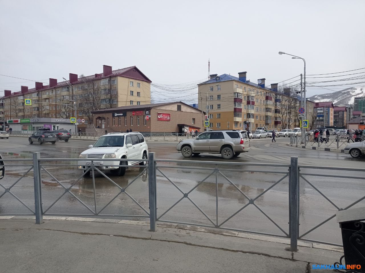 Вода из люка топит перекресток Мира — Пограничной в Южно-Сахалинске. Сахалин .Инфо