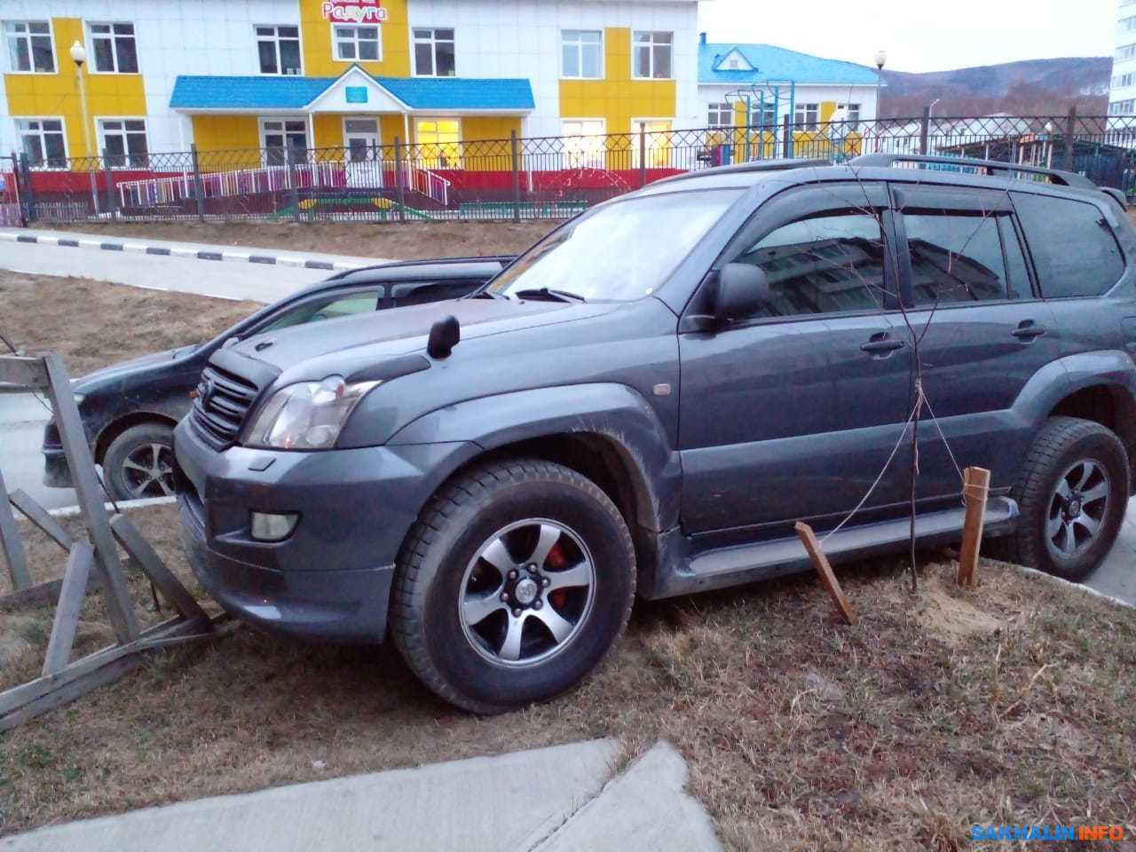 В Южно-Сахалинске автохам припарковался между молодыми саженцами.  Сахалин.Инфо