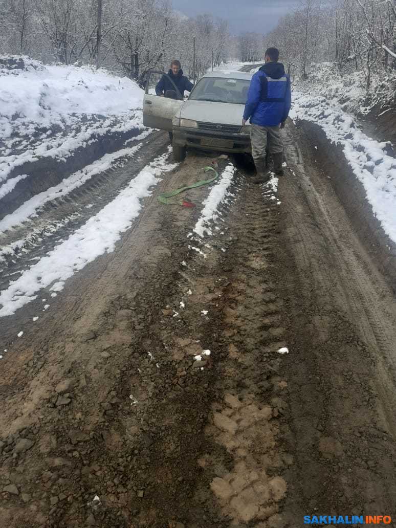 Жители Чехова не могут выбраться в центр из-за разбитой тяжелой техникой  дороги. Сахалин.Инфо