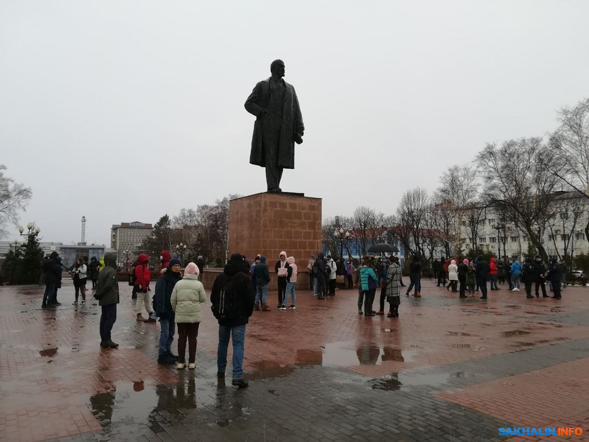 В Южно-Сахалинске перед акцией в защиту Алексея Навального задержали двоих.  Сахалин.Инфо