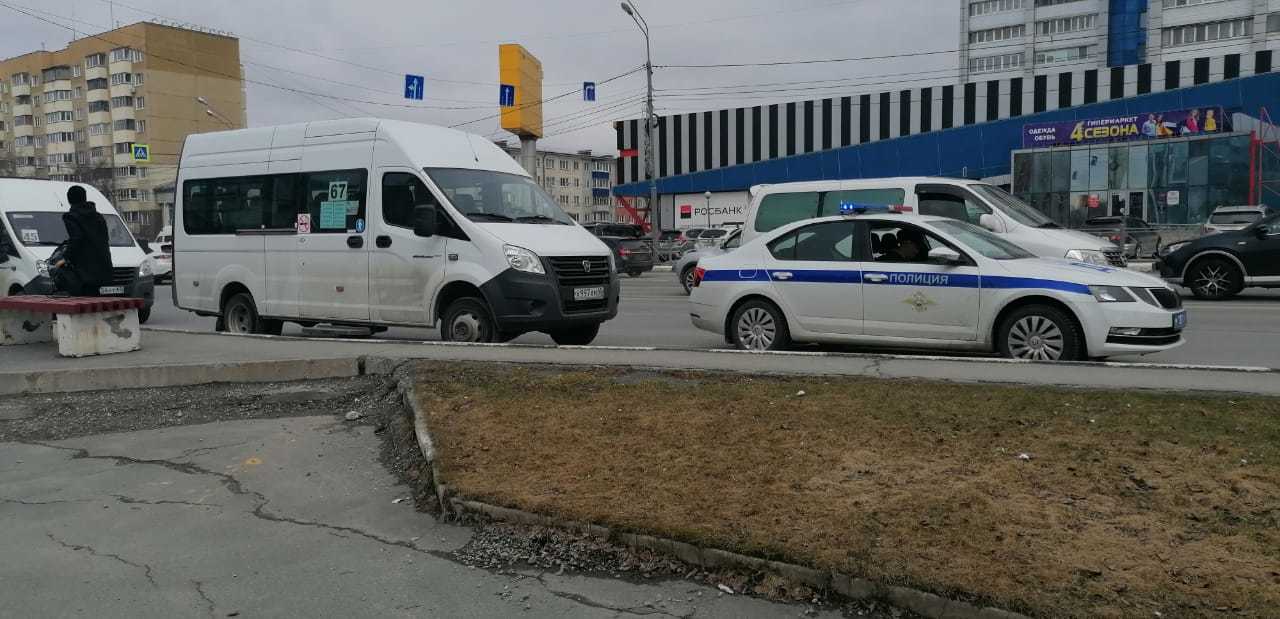 Водитель маршрутки нарушил ПДД в Южно-Сахалинске, и его наказали.  Сахалин.Инфо