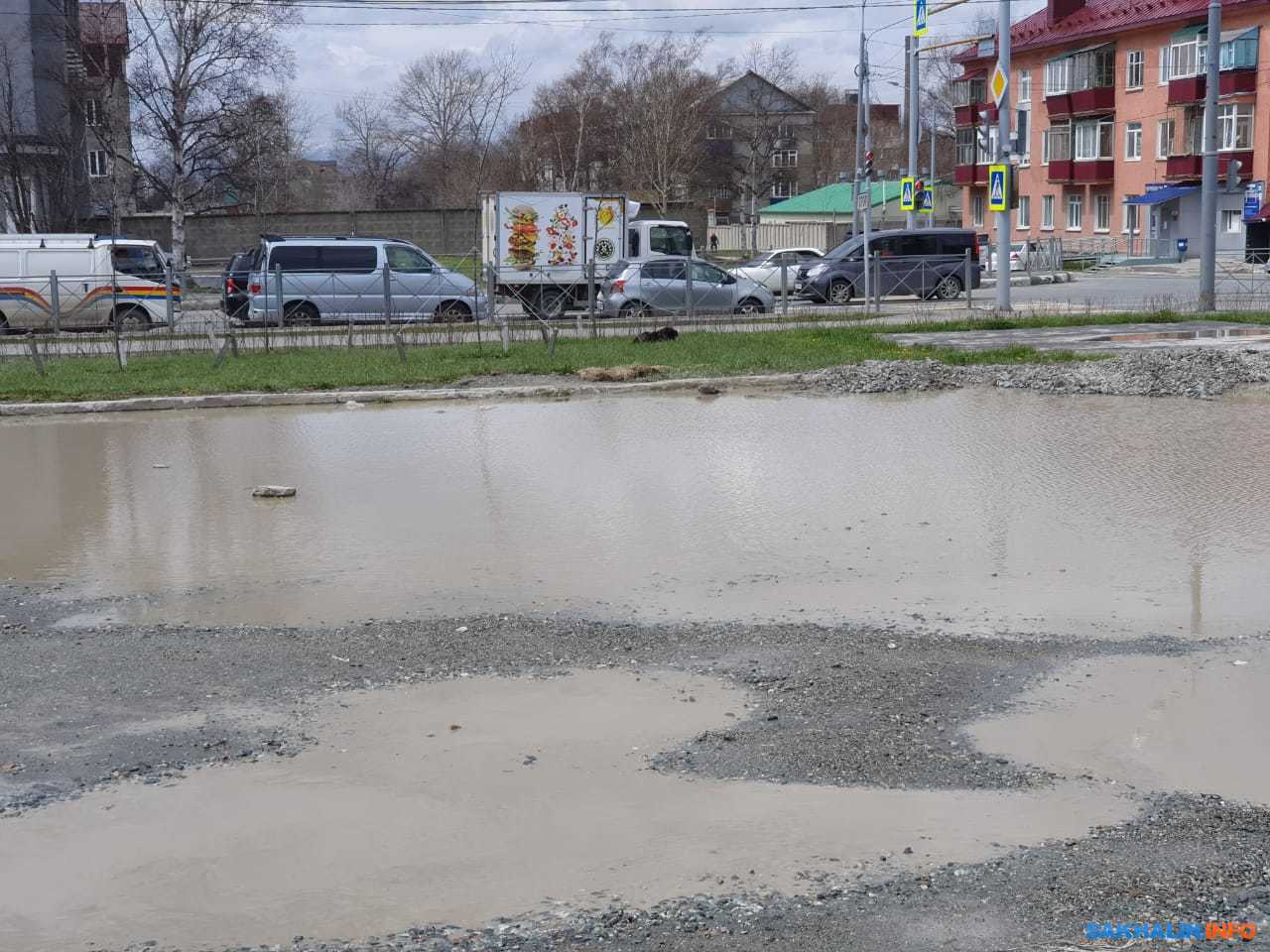 Лужа у ярмарки затопила парковку в Южно-Сахалинске. Сахалин.Инфо