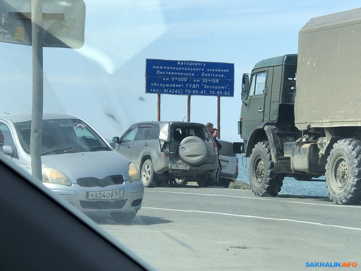 Два авто столкнулись перед пешеходным переходом в Охотском. Сахалин.Инфо