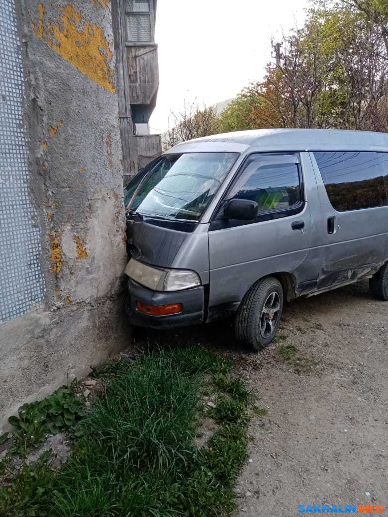 В селе Правда микроавтобус припарковался слишком близко к дому. Сахалин.Инфо