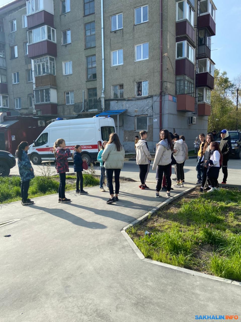 Калитка придавила ребенка в одном из дворов Южно-Сахалинска. Сахалин.Инфо