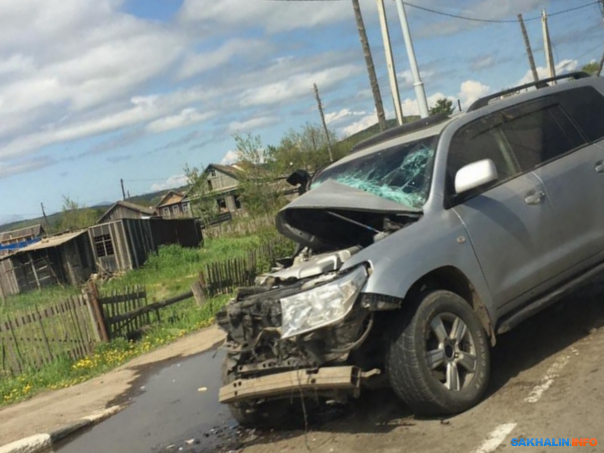 Подбитый автомобиль Toyota Land Cruiser 200 застыл на дороге в Углегорске.  Сахалин.Инфо