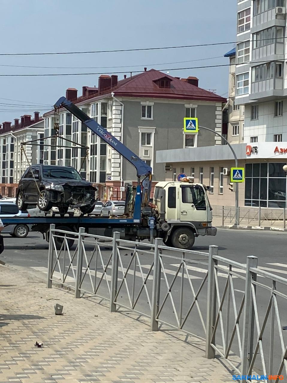 В Южно-Сахалинске произошло ДТП с огнем и вылетом на тротуар. Сахалин.Инфо