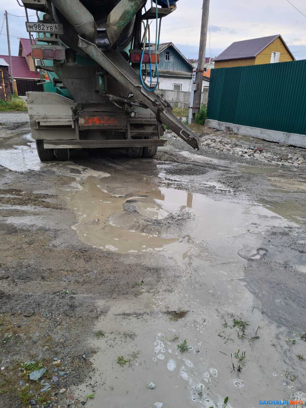 Мизерные штрафы не мешают сахалинским водителям бетономешалок пакостить.  Сахалин.Инфо