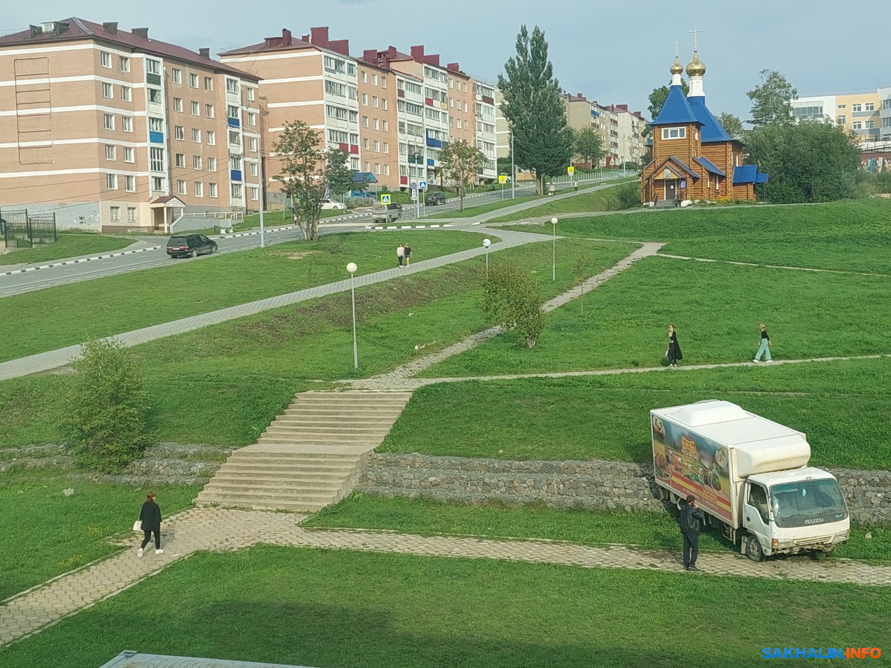 Грузовик без водителя растерял запчасти на холмах Долинска. Сахалин.Инфо