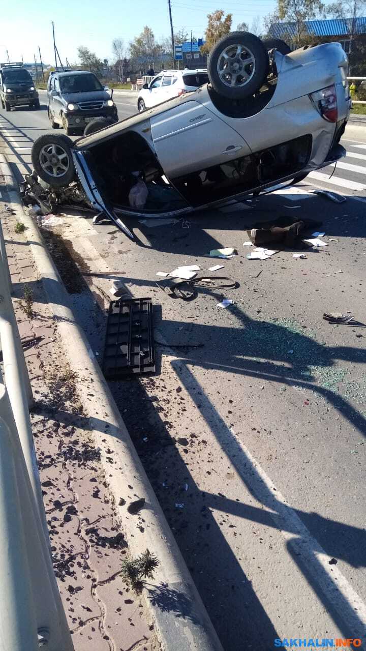 Автомобиль такси врезался во внедорожник и перевернулся в Ногликах. Сахалин .Инфо