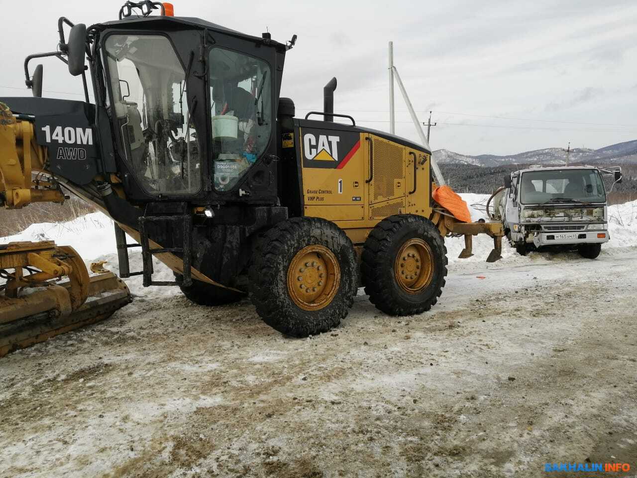 Грейдер угодил в аварию на скользкой дороге у Взморья. Сахалин.Инфо