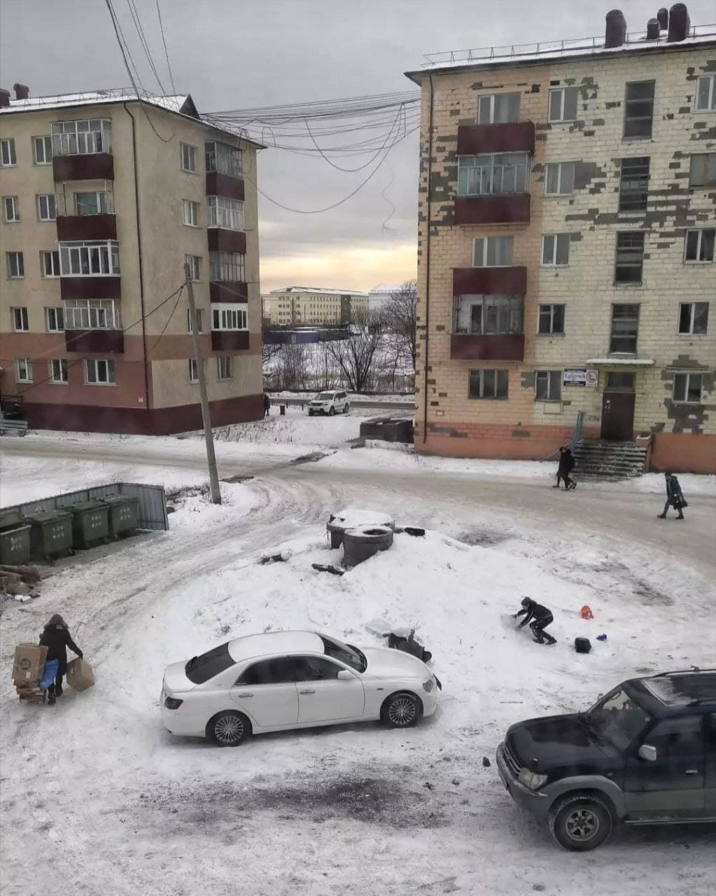 Поронайские дети лишились горки и теперь катаются с сугроба у помойки.  Сахалин.Инфо