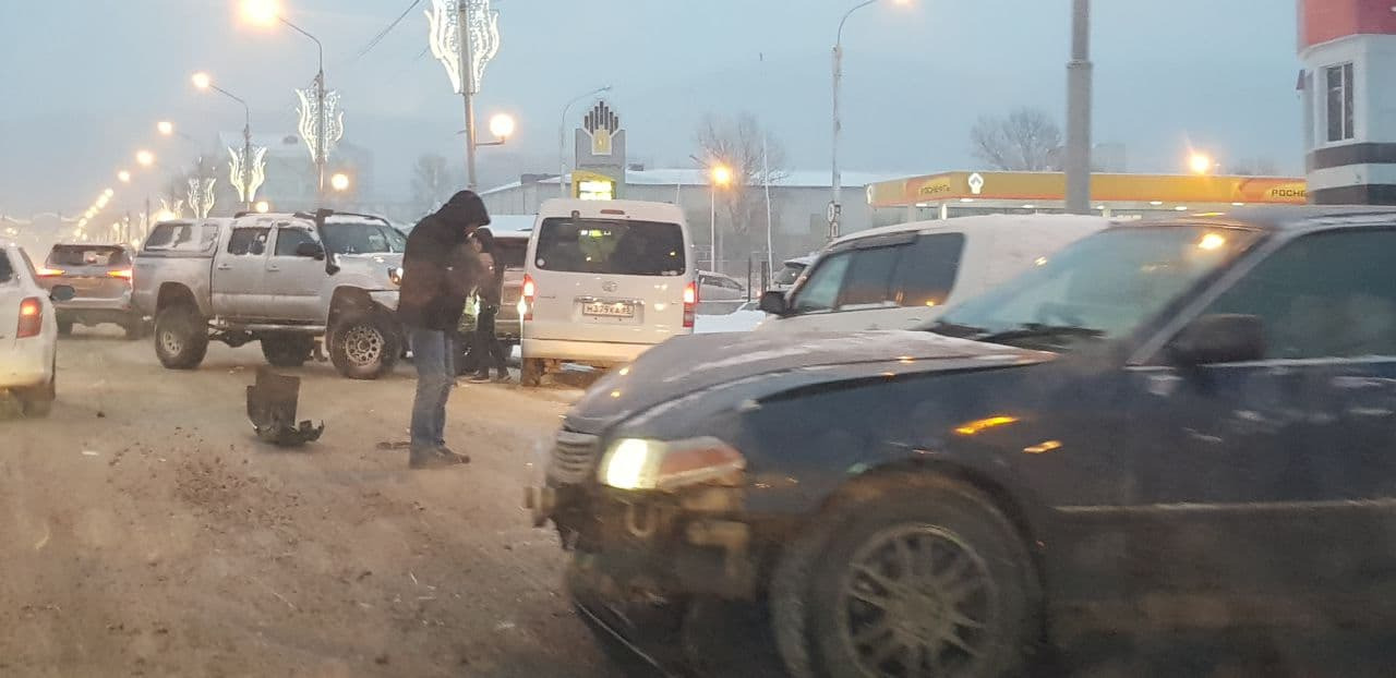 В очереди на южно-сахалинскую заправку столкнулись три автомобиля.  Сахалин.Инфо