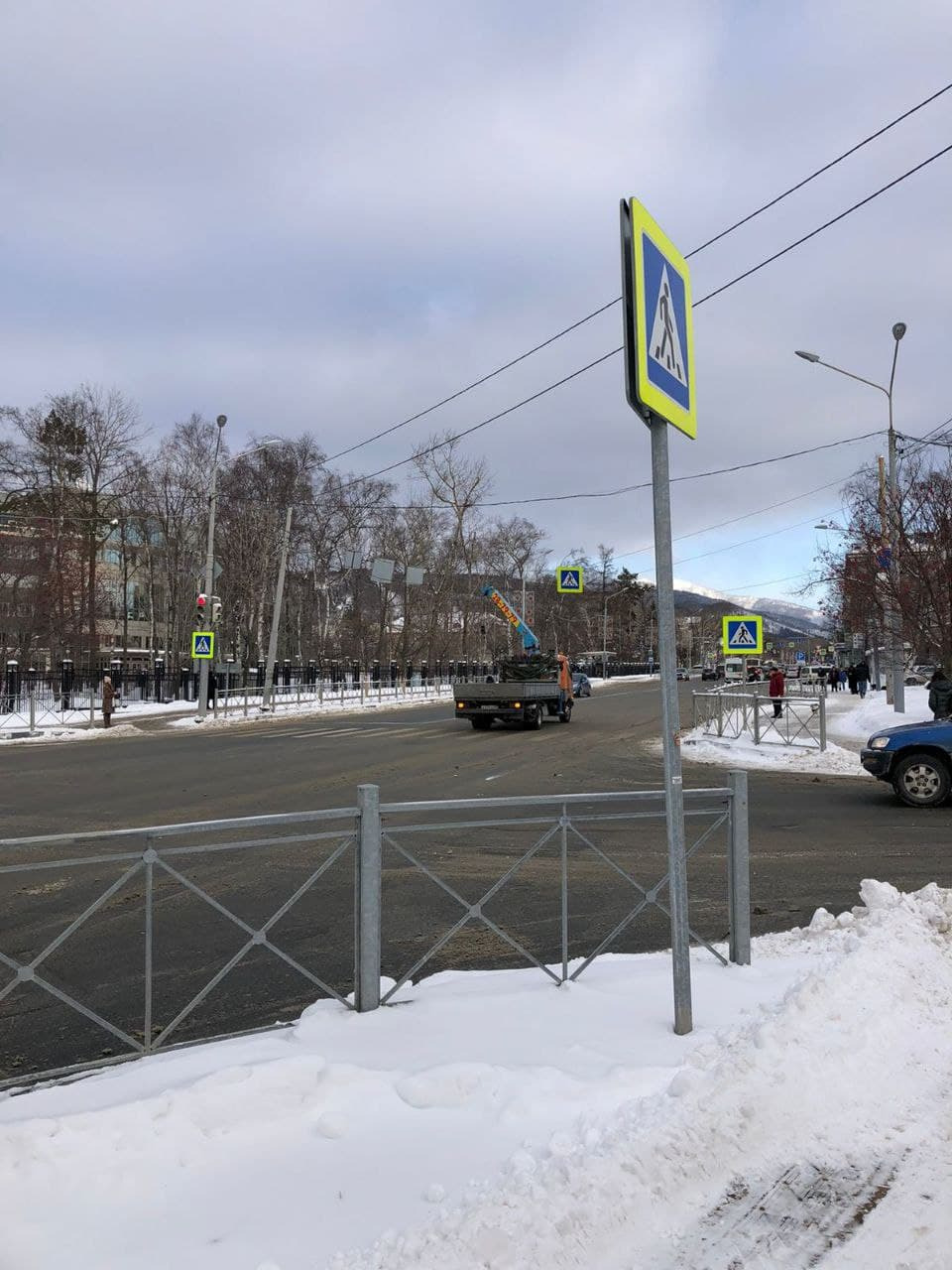 Забывчивый водитель кранбалки накренил столб в Южно-Сахалинске. Сахалин.Инфо