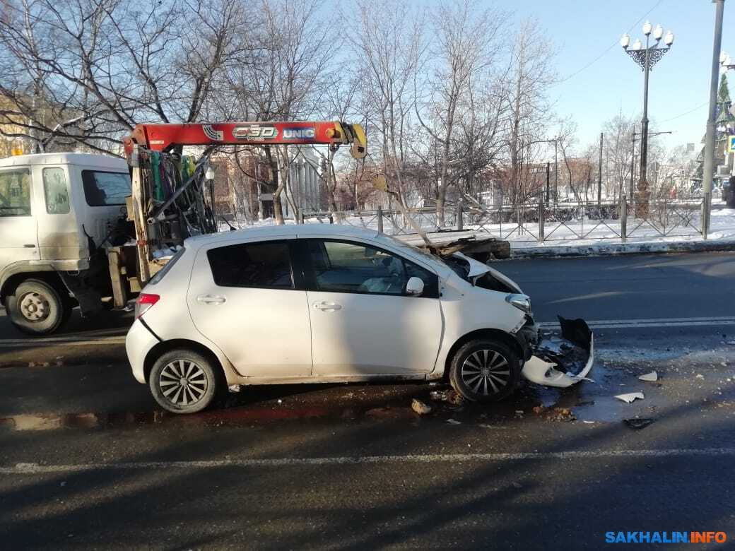 Легковушка догнала автобус на одном из перекрестков в Южно-Сахалинске.  Сахалин.Инфо