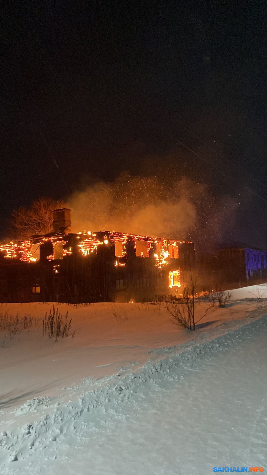 Три человека погибли при пожаре в расселенном доме в Углегорске.  Сахалин.Инфо