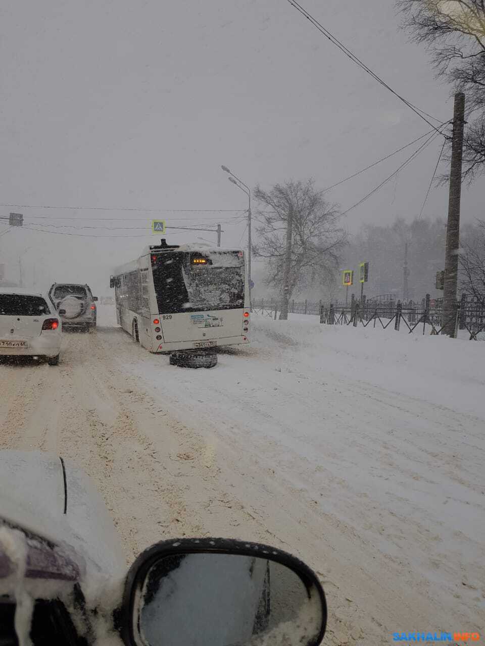 В Южно-Сахалинске у автобуса отвалилось колесо. Сахалин.Инфо