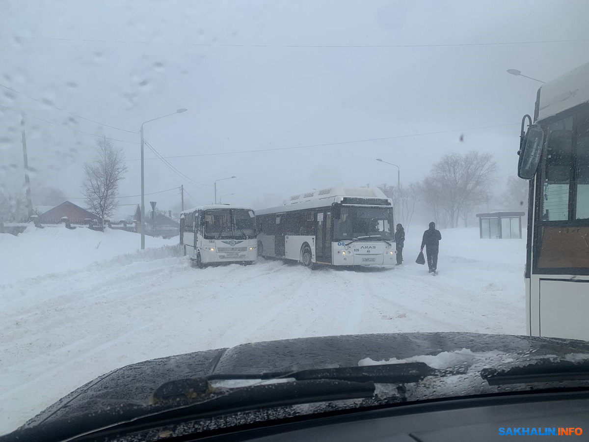 Застревающие автобусы блокируют дороги в Южно-Сахалинске и не только.  Сахалин.Инфо