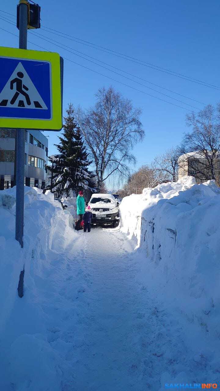 Водитель внедорожника перекрыл тротуар в Южно-Сахалинске. Сахалин.Инфо