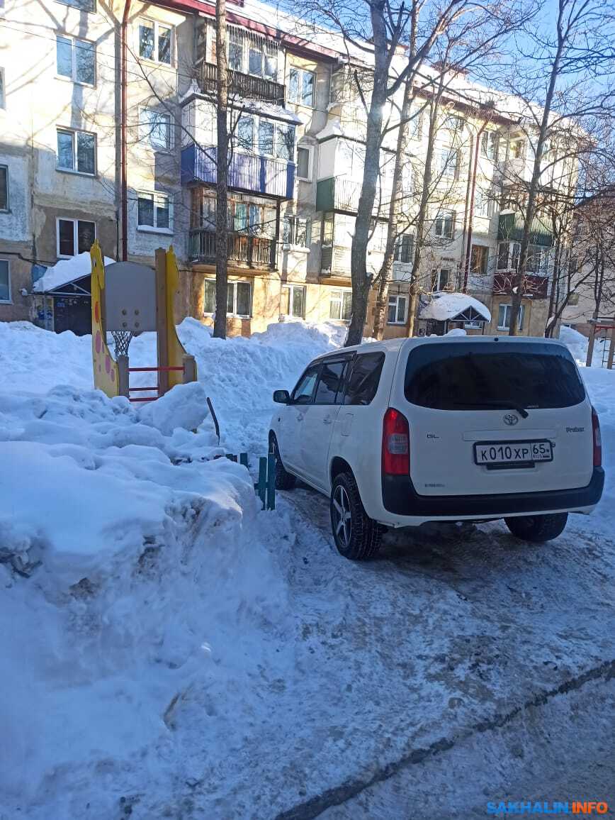 Южносахалинец втиснул свою машину на детскую площадку между сугробов.  Сахалин.Инфо