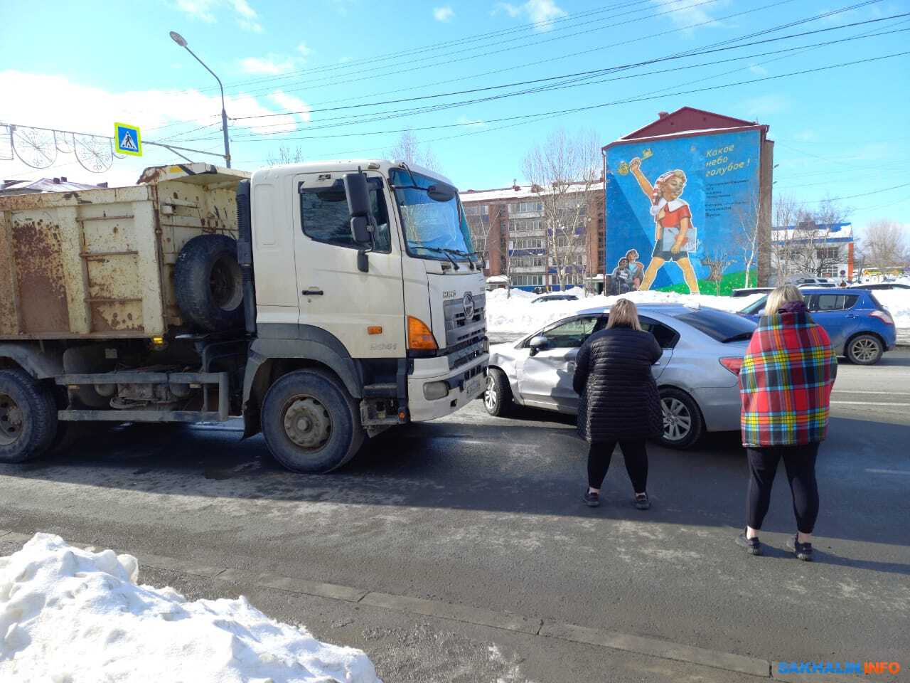 Легковушка и подбивший ее грузовик перекрыли проезд по улице Ленина.  Сахалин.Инфо