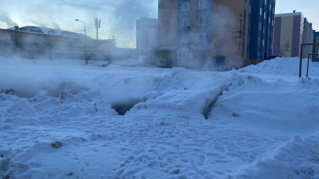 Южносахалинка провалилась в кипяток под снегом после аварии на теплотрассе.  Сахалин.Инфо