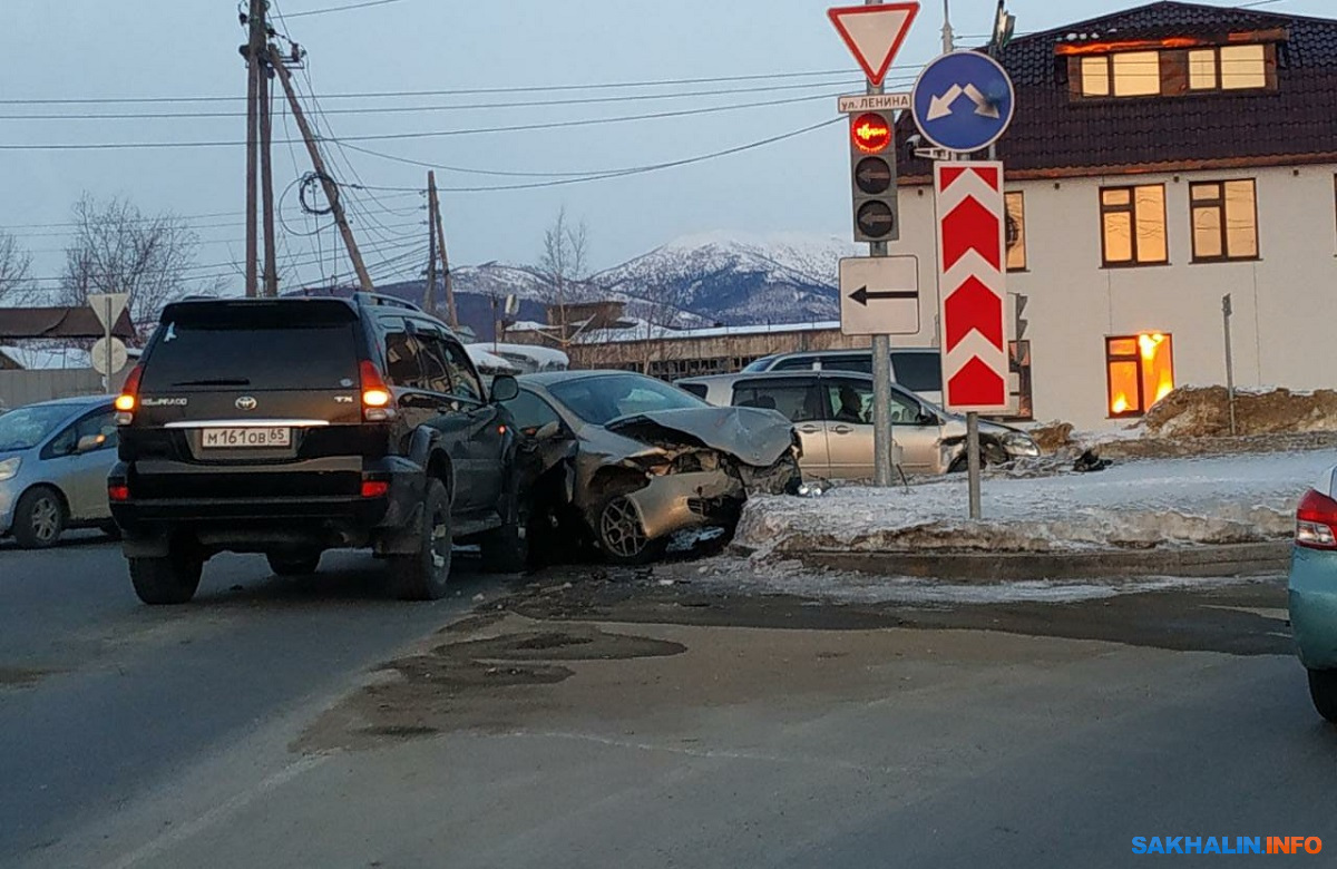 Три автомобиля столкнулись на перекрестке улиц Ленина и Транзитной в  Южно-Сахалинске. Сахалин.Инфо