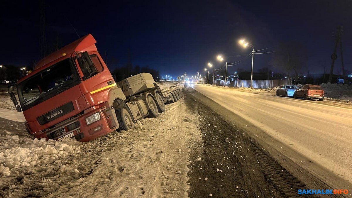 Водитель трала из кювета пригрозил соавтору Сах.ком монтировкой.  Сахалин.Инфо