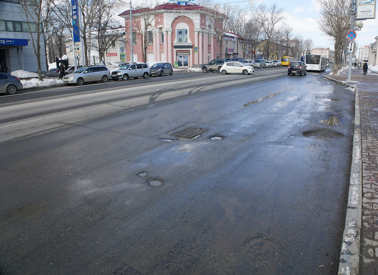 Ночью в Южно-Сахалинске залатают ямы на пяти улицах и одном перекрестке.  Сахалин.Инфо