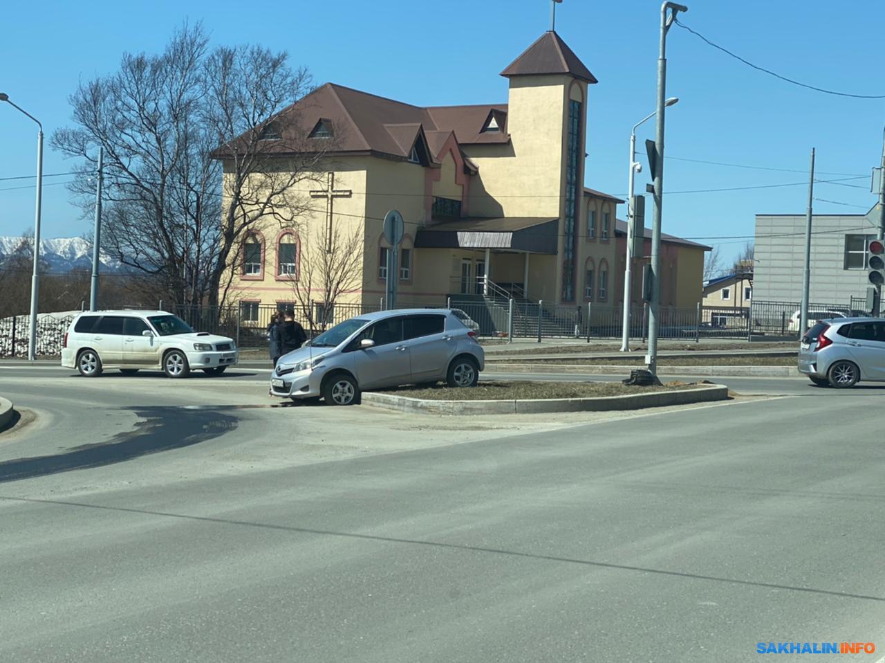 Автомобиль влетел на газон посреди перекрестка в Южно-Сахалинске.  Сахалин.Инфо