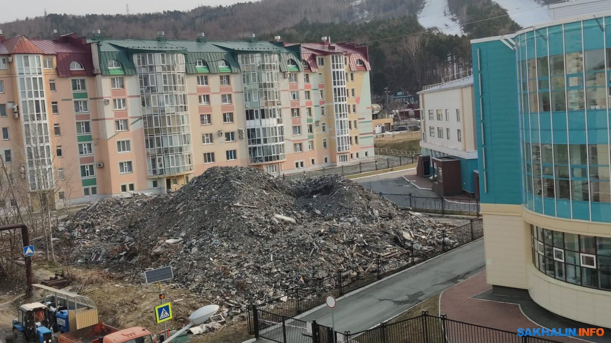 В Южно-Сахалинске руины снесенного общежития не вывозят больше месяца.  Сахалин.Инфо