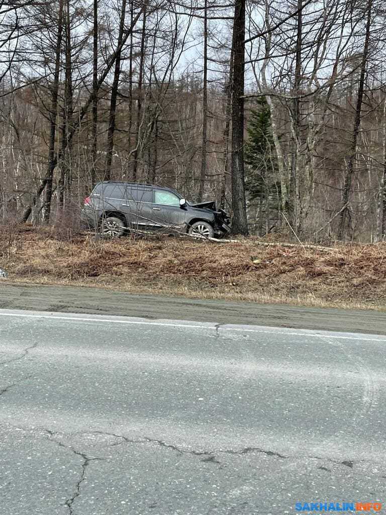 Land Cruiser влетел в дерево на охотской трассе. Сахалин.Инфо