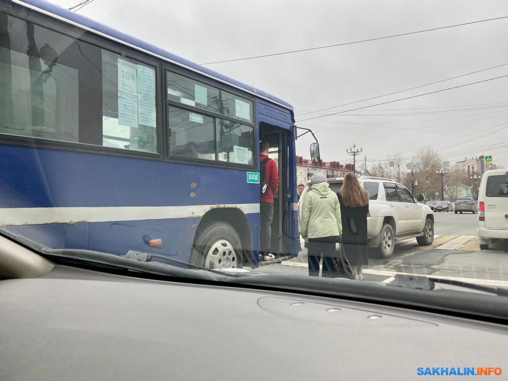 Пассажирский автобус после ДТП заблокировал полосу на дороге в  Южно-Сахалинске. Сахалин.Инфо