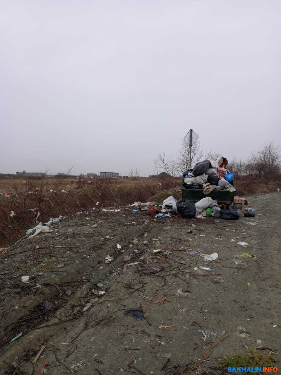 В полях Ново-Александровска собирается свалка из-за одинокого контейнера.  Сахалин.Инфо