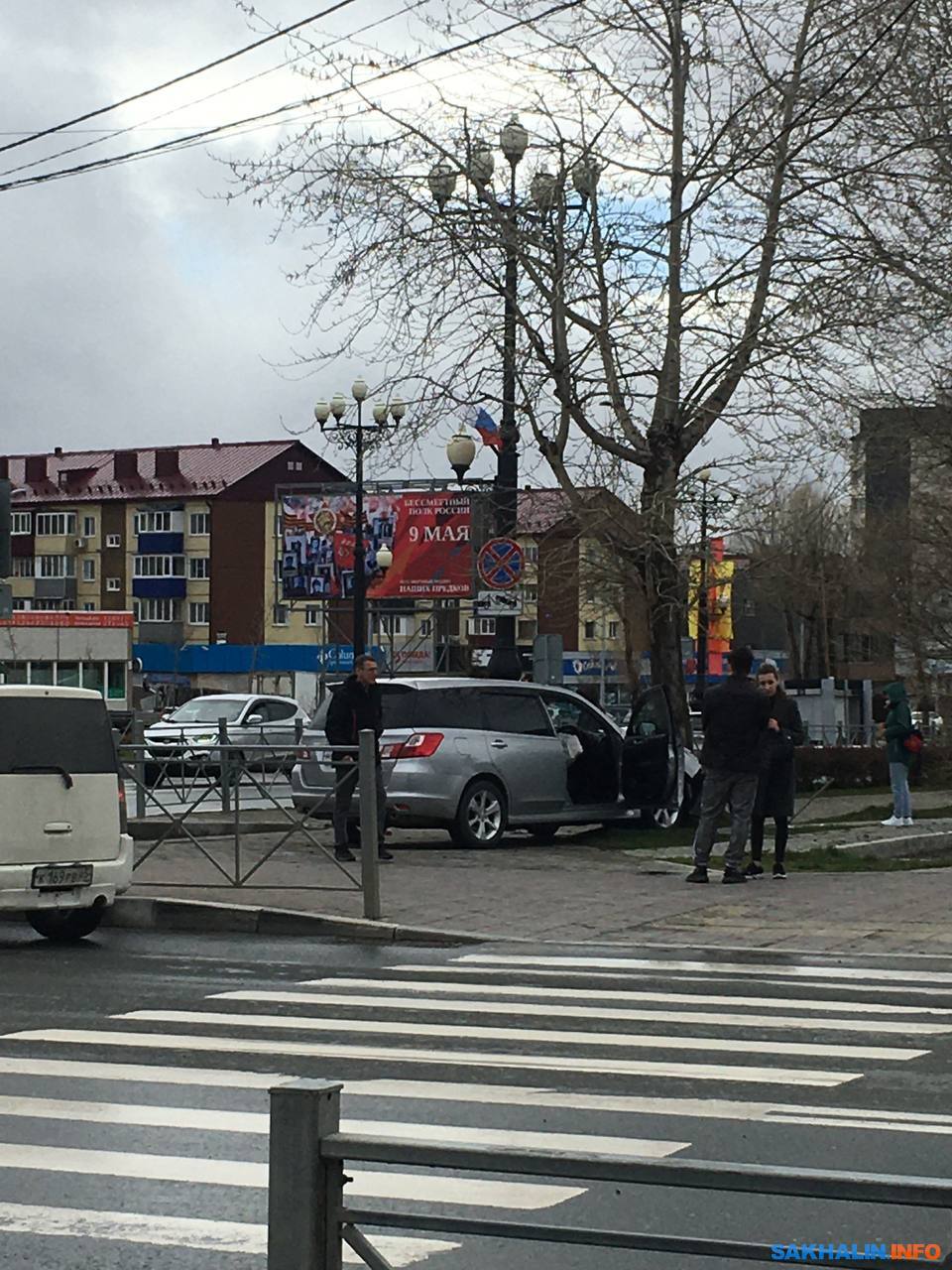 Автомобиль вылетел на тротуар и врезался в дерево на перекрестке в  Южно-Сахалинске. Сахалин.Инфо