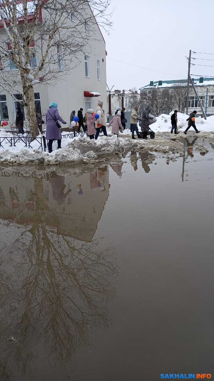 Глава Охи и вице-мэр по ЖКХ перепрыгивали снег и лужи в День Победы.  Сахалин.Инфо