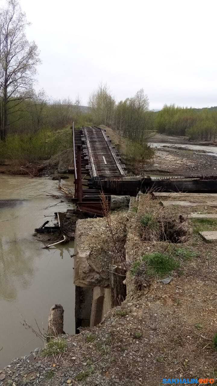 Мост в Поронайском районе разваливается, но продолжает служить людям.  Сахалин.Инфо