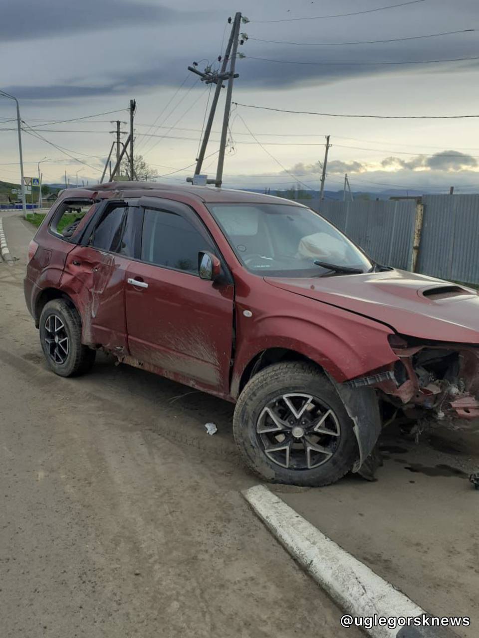 Разбитое авто заметили углегорцы на въезде в центр города. Сахалин.Инфо