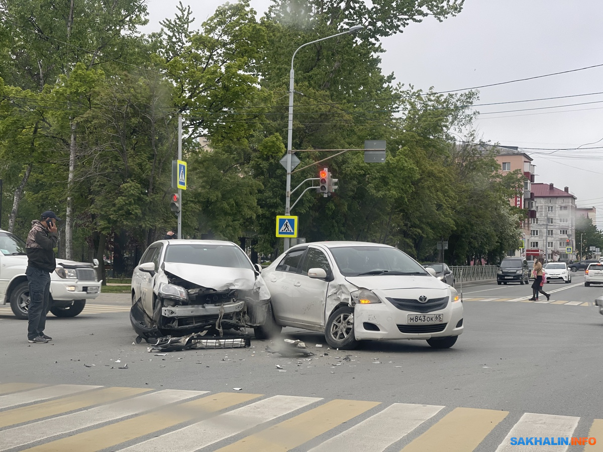 Перекресток Пограничной и Амурской после аварии перегородили автомобили.  Сахалин.Инфо