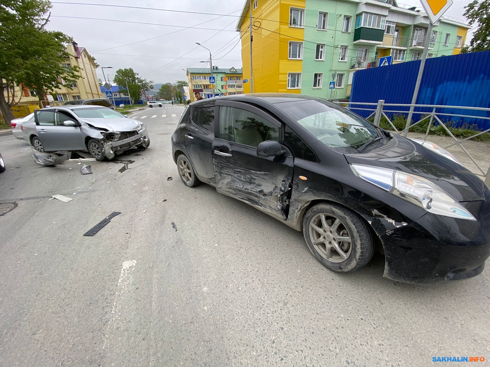 В Южно-Сахалинске две машины разбросало по перекрестку после ДТП.  Сахалин.Инфо