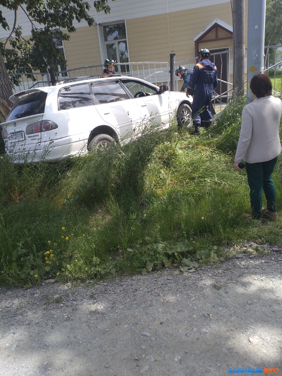 Южносахалинец врезался в забор школы, потерял сознание, а позже попытался  уехать. Сахалин.Инфо