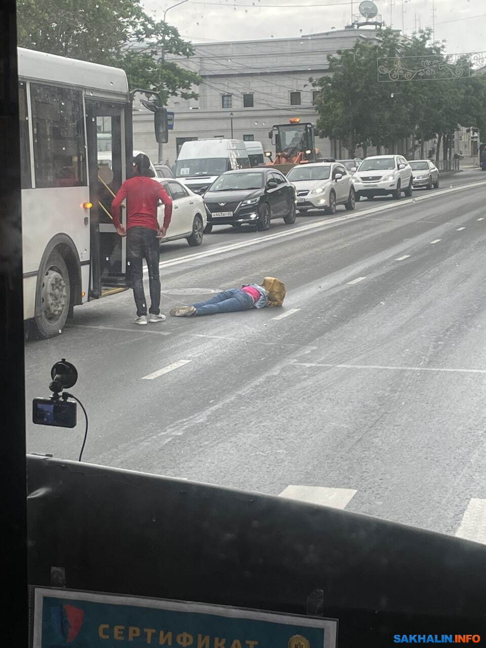 На Ленина в Южно-Сахалинске автобус сбил девушку. Сахалин.Инфо