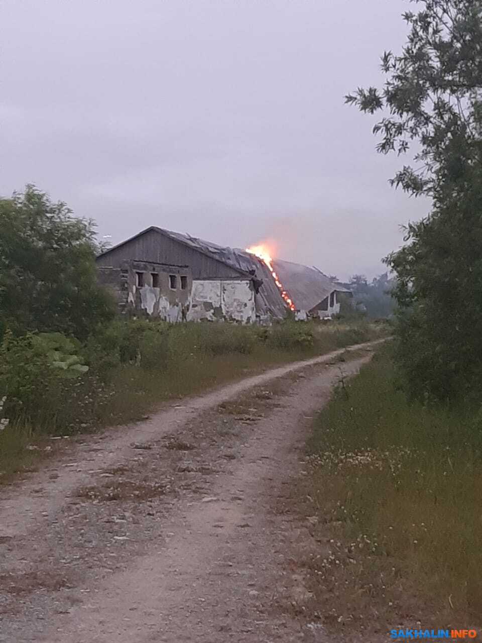 За Дальним горит заброшенное строение. Сахалин.Инфо