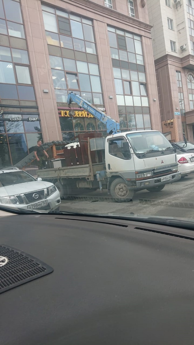 Один из старейших ресторанов Южно-Сахалинска закрывается со скандалом.  Сахалин.Инфо