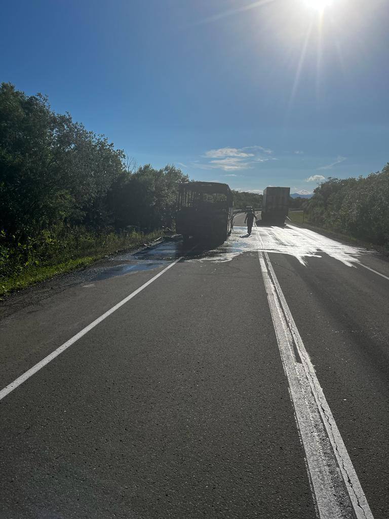 Пассажирский автобус загорелся на ходу в Поронайском районе. Сахком —  новости Сахалина и Курил