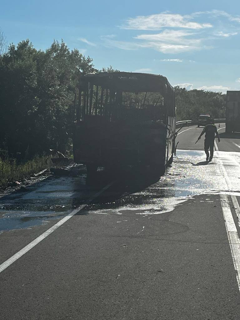 Пассажирский автобус загорелся на ходу в Поронайском районе. Сахком —  новости Сахалина и Курил