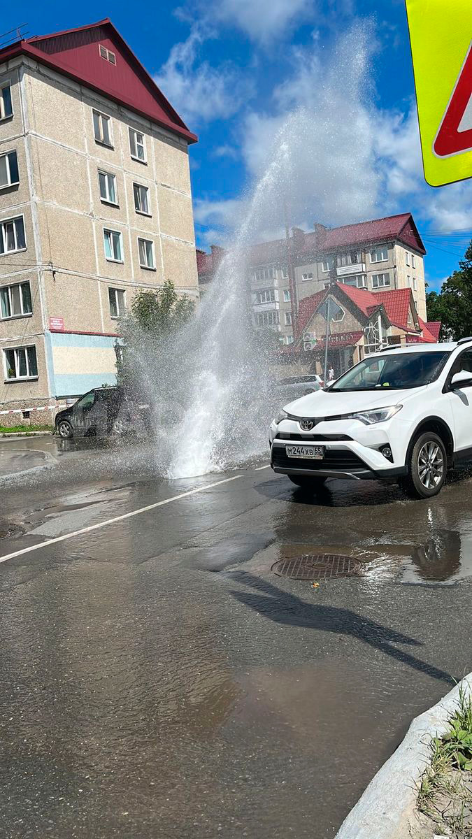 Фонтан высотой с дом забил из люка в Южно-Сахалинске. Сахком — новости  Сахалина и Курил