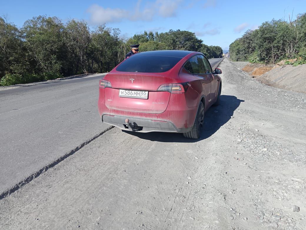 61-летнюю гонщицу на Tesla Model Y поймали сотрудники ГИБДД. Сахком —  новости Сахалина и Курил